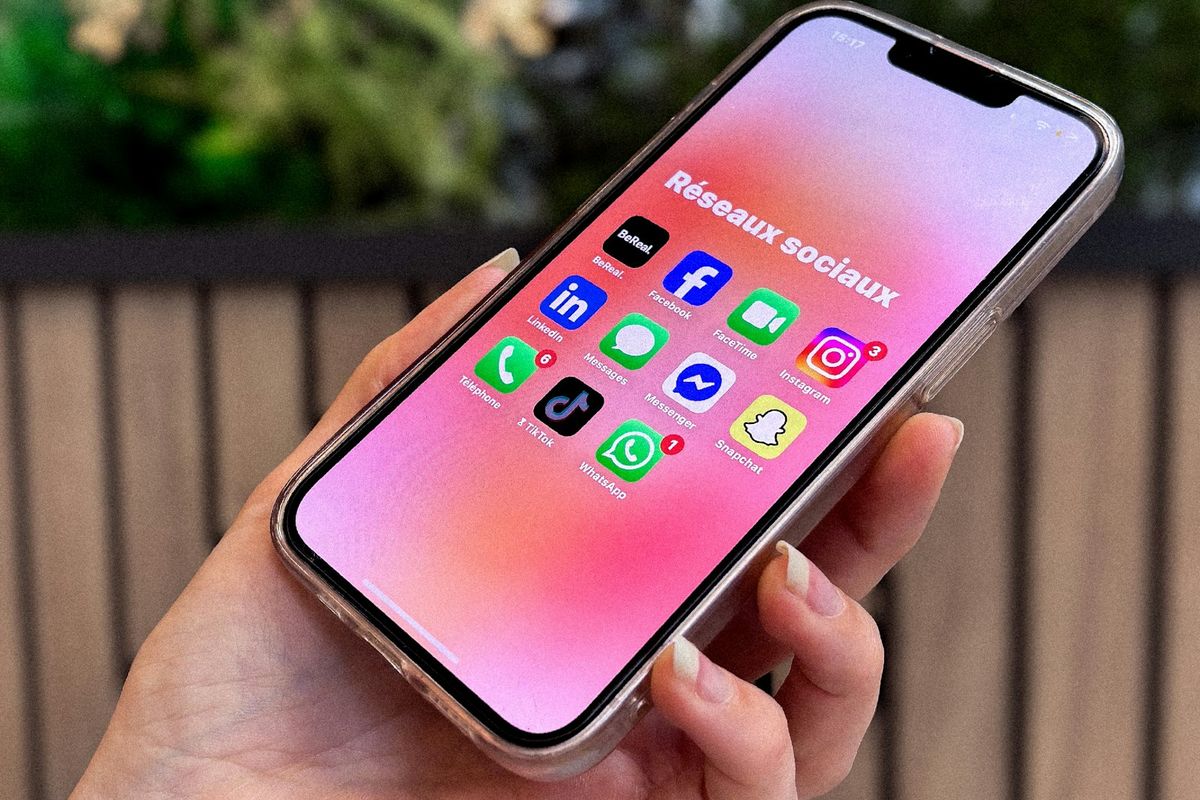 소셜미디어 앱이 표시된 스마트폰